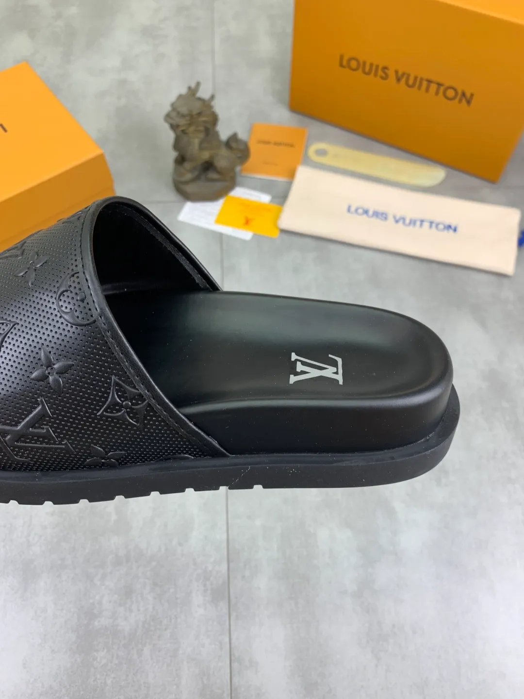 Men's shoes 💰P300💰【New style】🆘 Original quality 【LOUIS VUITTON】The popular Louis Vuitton LV men's slippers on the official website are on sale simultaneously! Original fabric imported from Italy, original factory special supply, code number: 38-44 (45 customized), many colors available